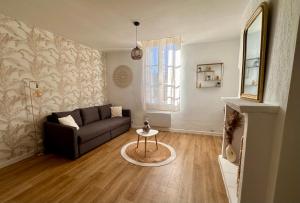 un soggiorno con un divano e un tavolo di Appartement à Manosque - Centre Historique a Manosque