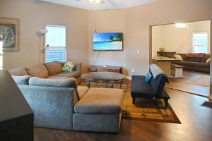 Μια τηλεόραση ή/και κέντρο ψυχαγωγίας στο Walk to Riverfront & Downtown New Bern