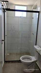 a bathroom with a shower with a toilet and a window at Apto em Barretos Próximo PIO XII in Barretos +7 photos