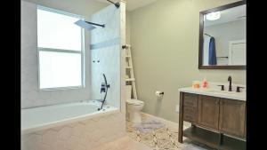 Ένα μπάνιο στο Walk to Riverfront & Downtown New Bern +18 φωτογραφίες