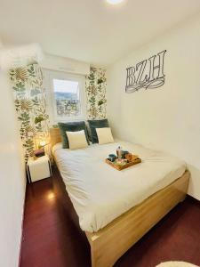 ein Schlafzimmer mit einem Bett und einem Tablett darauf in der Unterkunft Le cottage in Saint-Brieuc