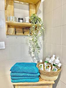 ein Badezimmer mit Handtüchern und einem Korb auf einem Tisch in der Unterkunft Le cottage in Saint-Brieuc + 27 Fotos