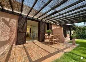 un patio extérieur avec une pergola en bois dans l'établissement 8 ARBOUSIERS VILLA 20, à Bonifacio 6 autres photos