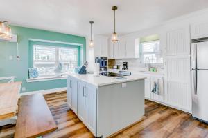 Kuchyň nebo kuchyňský kout v ubytování Dream Canal Front Firepit Kayking & Fishing