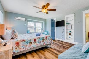 TV a/nebo společenská místnost v ubytování Dream Canal Front Firepit Kayking & Fishing