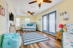 Posezení v ubytování Dream Canal Front Firepit Kayking & Fishing + 27 fotografií