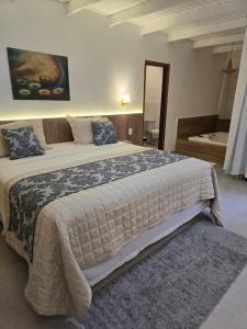 um quarto com uma cama grande e uma banheira em Pousada Rancho do Ralf em Pirenópolis