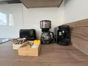 eine Küchentheke mit Kaffeemaschine und Kaffeemaschine in der Unterkunft Rincon del Mar - Maison & spa privatif in Saint-Hilaire-de-Riez