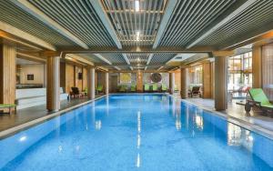 a large swimming pool in a large building at Emily Pirin Golf in Razlog