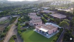 - une vue aérienne sur une grande maison avec une cour dans l'établissement 8 ARBOUSIERS VILLA 21, à Bonifacio