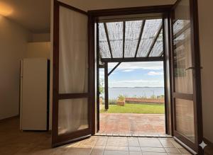 une porte ouverte sur une cuisine avec vue sur l'océan dans l'établissement 8 ARBOUSIERS VILLA 21, à Bonifacio 8 autres photos