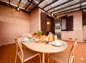 une table avec de la nourriture dessus dans une pièce dans l'établissement 8 ARBOUSIERS VILLA 21, à Bonifacio