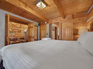 En eller flere senge i et værelse på At Wild Turkey #122 + 42 billeder