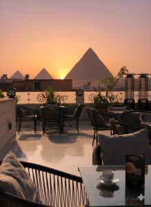 una vista delle piramidi dal tetto di un hotel di Origin Pyramids View Hotel a Il Cairo
