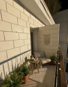 un patio con divano e tavolo su un edificio di Origin Pyramids View Hotel a Il Cairo