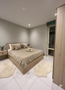 una camera da letto con un grande letto con due tappeti di Origin Pyramids View Hotel a Il Cairo