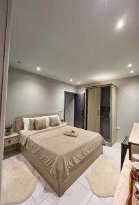 una camera da letto con un letto grande in una stanza di Origin Pyramids View Hotel a Il Cairo