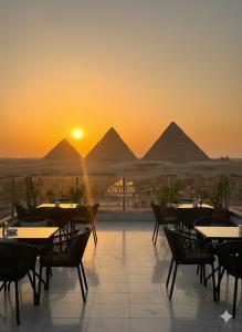 un ristorante con vista sulle piramidi al tramonto di Origin Pyramids View Hotel a Il Cairo