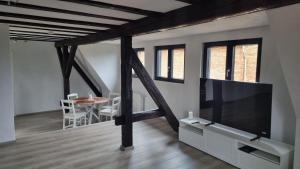 een woonkamer met een grote televisie en een tafel bij Ferienwohnung Luitpold 21 in Edenkoben