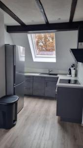 een keuken met een dakraam in het midden bij Ferienwohnung Luitpold 21 in Edenkoben