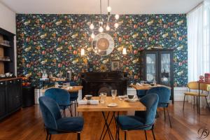 カンブレーにあるLa Demeure Numéro 5の花柄の壁紙を用いたダイニングルーム(テーブル、椅子付)