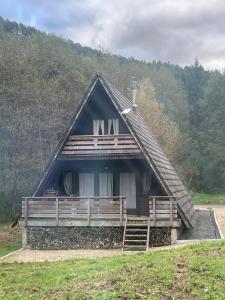 ein großes Haus mit einem Gameradach in der Unterkunft L'armorique in Saint Die