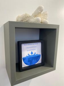 un piccolo televisore con l'immagine di una barca di La Réunion Plein la Vue a Saint-Paul