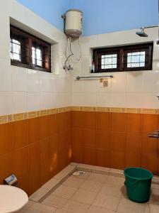 baño con aseo y 2 ventanas en Aquatica by bough'n villa, en Kenichira