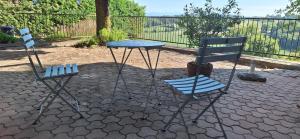 two chairs and a table and a table and two chairs at studio indépendant dans maison à la campagne in Lagor