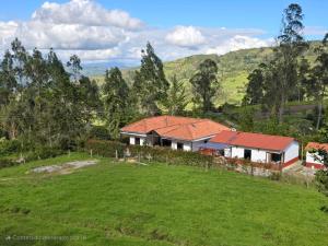 an aerial view of a house in a field at Finca santa helena in Machetá