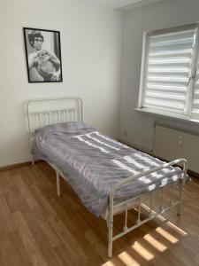 un lit assis dans une pièce avec une fenêtre dans l'établissement Zuhause auf Zeit Ruhige Lage Parkplatz Wifi, à Brunswick