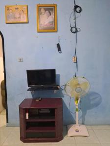 TV a/nebo společenská místnost v ubytování Guest House Anugerah