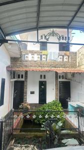 Budova, kde se penzion nachází + 3 fotografie