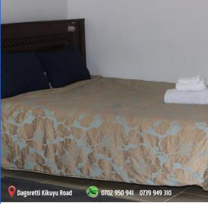 een close-up van een bed met een matrasbeschermer bij BNB Lanaelt houses in Nairobi