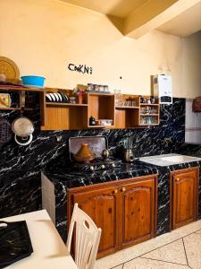 - une cuisine avec un comptoir en marbre noir dans l'établissement Siinup Hostel, à Tiznit 12 autres photos