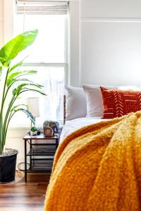 Postel nebo postele na pokoji v ubytování Short North Convention Private Parking Pets! + 59 fotografií