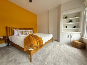 コロンバスにあるShort North Convention King Bed Free Parking!のベッドルーム1室(黄色い壁のベッド1台付) +35枚の写真