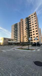 ein großes Gebäude vor einem Parkplatz in der Unterkunft Apartamento 2 quartos na orla de Aracaju 2 in Aracaju + 31 Fotos