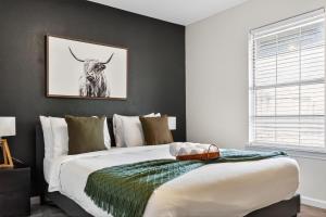 een slaapkamer met een bed met een foto van een stier aan de muur bij Vibrant 3BR Dallas Home, Near DFW, With Family-Friendly Amenities in Irving
