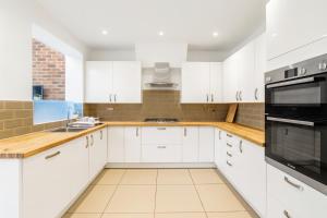 Kuchyň nebo kuchyňský kout v ubytování Maison Hammoud, Luxury Rooms in Wembley