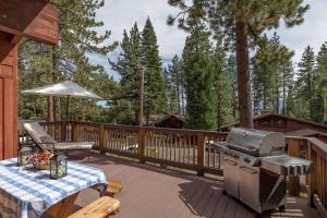 Fotografie z fotogalerie ubytování Dollar Point for 10 with hot tub-One block to the beach v destinaci Tahoe City