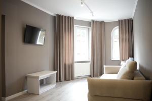 una sala de estar con un osito de peluche sentado en un sofá en Elata Aparts, en Skhidnytsya