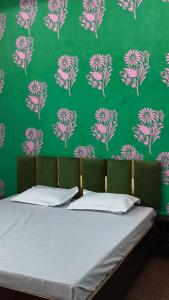 En eller flere senge i et værelse på Hotal rama krishna