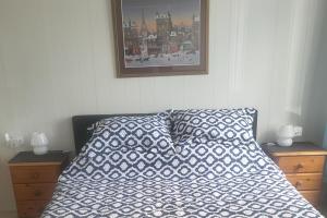 a bedroom with a bed and a picture on the wall at 1Bed Apartment Sleeps 2 - Parking Wifi in Fougerolles-du-Plessis