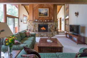 TV a/nebo společenská místnost v ubytování Dollar Point for 10 with hot tub-One block to the beach