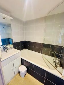 ein Badezimmer mit Badewanne, Waschbecken und Toilette in der Unterkunft T2 4 couchages Port du Cap d'Agde , climatisation , piscine in Cap d'Agde