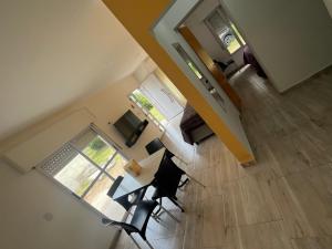 una vista panorámica de una sala de estar y cocina con sillas en Cabañas del monte, en Monte Hermoso