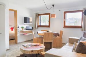 圣布拉辛Menzenschwand Kapellenweg by Kuckucksnest的客厅设有桌子和书桌