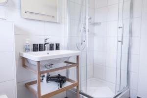 圣布拉辛Menzenschwand Kapellenweg by Kuckucksnest的带水槽和淋浴的浴室 更多15张照片