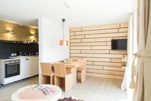 圣布拉辛Menzenschwand Kapellenweg by Kuckucksnest的一间带桌子的厨房和一间带炉灶的厨房